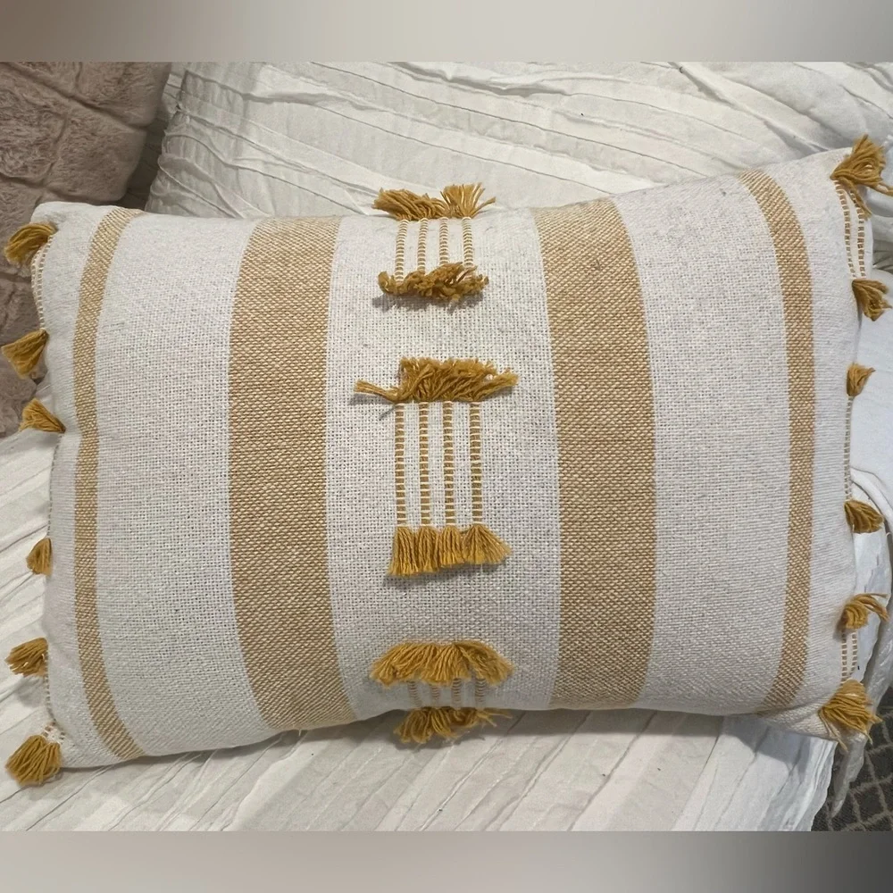 Adorable NWOT Throw Pillow Cream and Gold Accents 18x13” New Condition
